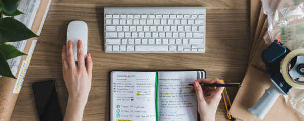 apprenant en data science prenant des notes sur son carnet